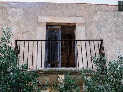Quest�ultimo conserva ancora un balconcino protetto da un�inferriata e una finestra con le ante in legno